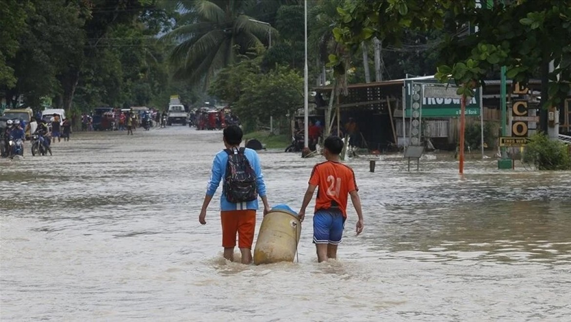 Filipinler'de Mawar Tayfunu nedeniyle binlerce kişi tahliye edildi