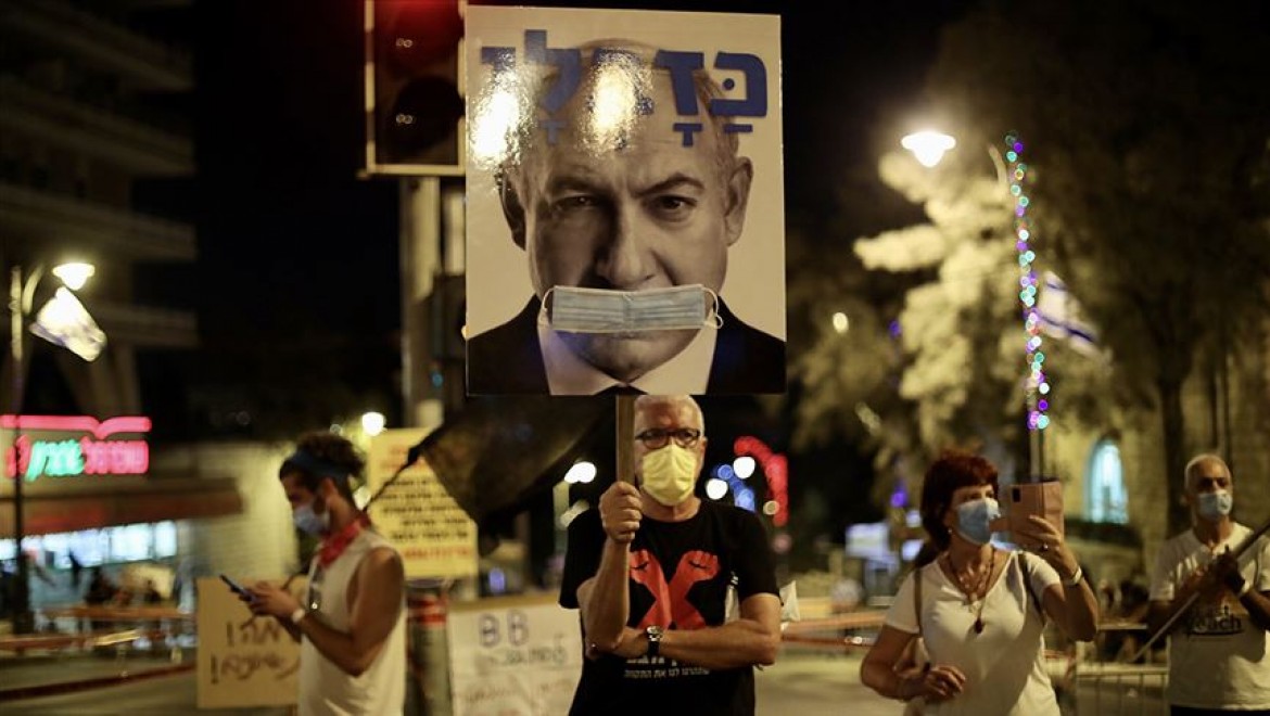 İsrail'de Kovid-19 karantinasına rağmen Netanyahu karıştı gösteriye binlerce kişi katıldı