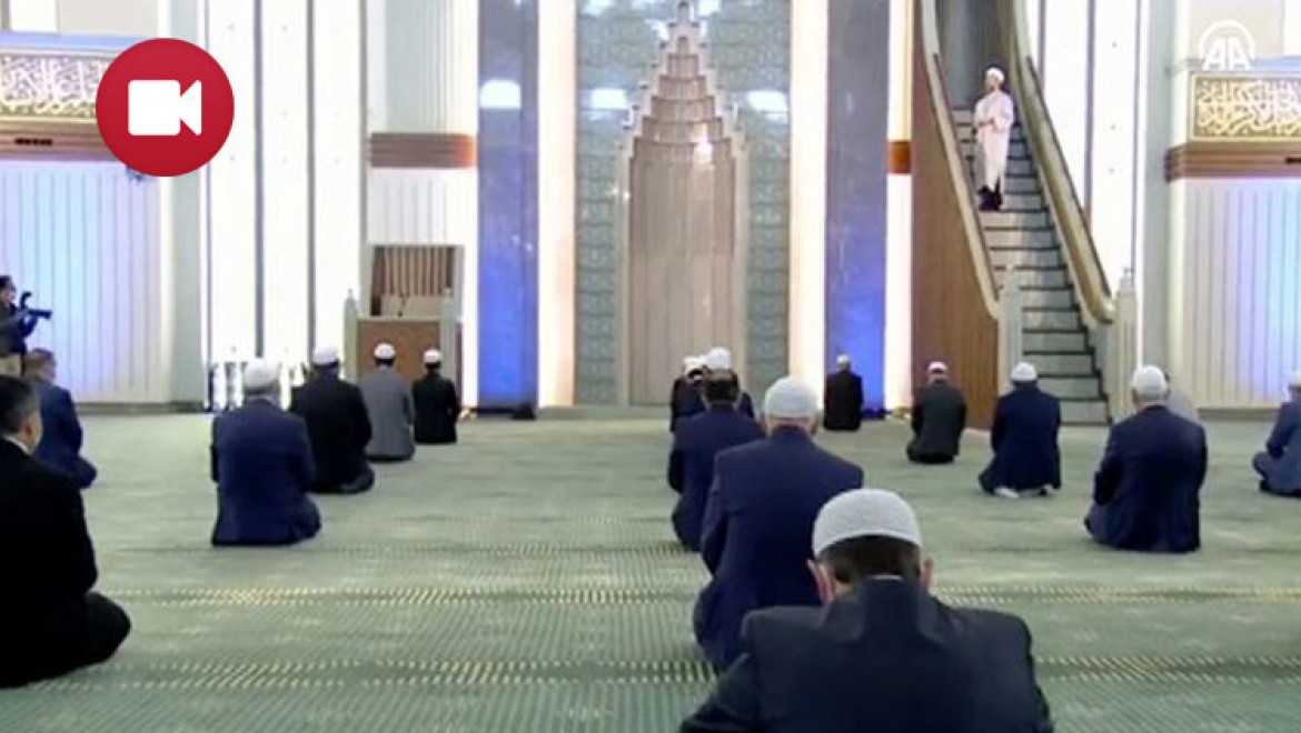 Beştepe Millet Camisi'nde az sayıda katılımla cuma namazı kılınıyor