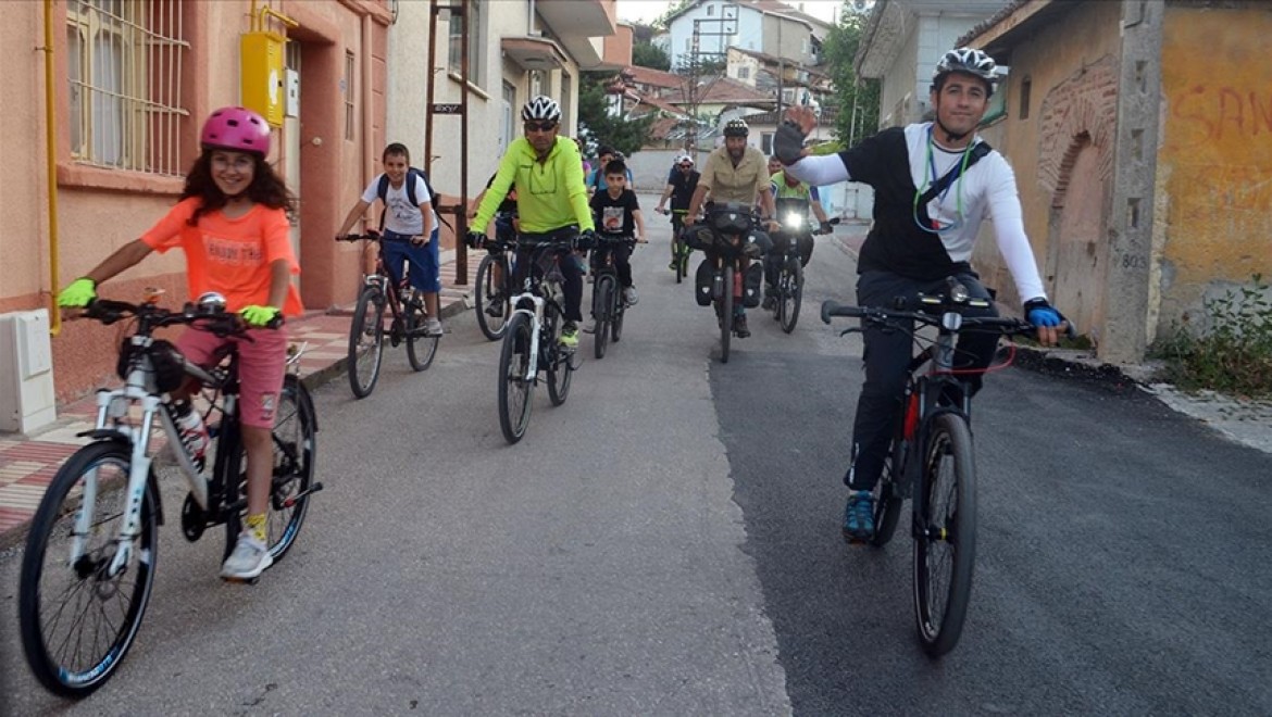 Bisikletle 10 yıldır dünya turu yapan "Demir Atlı Adam" Amasya'da çocuklarla buluştu