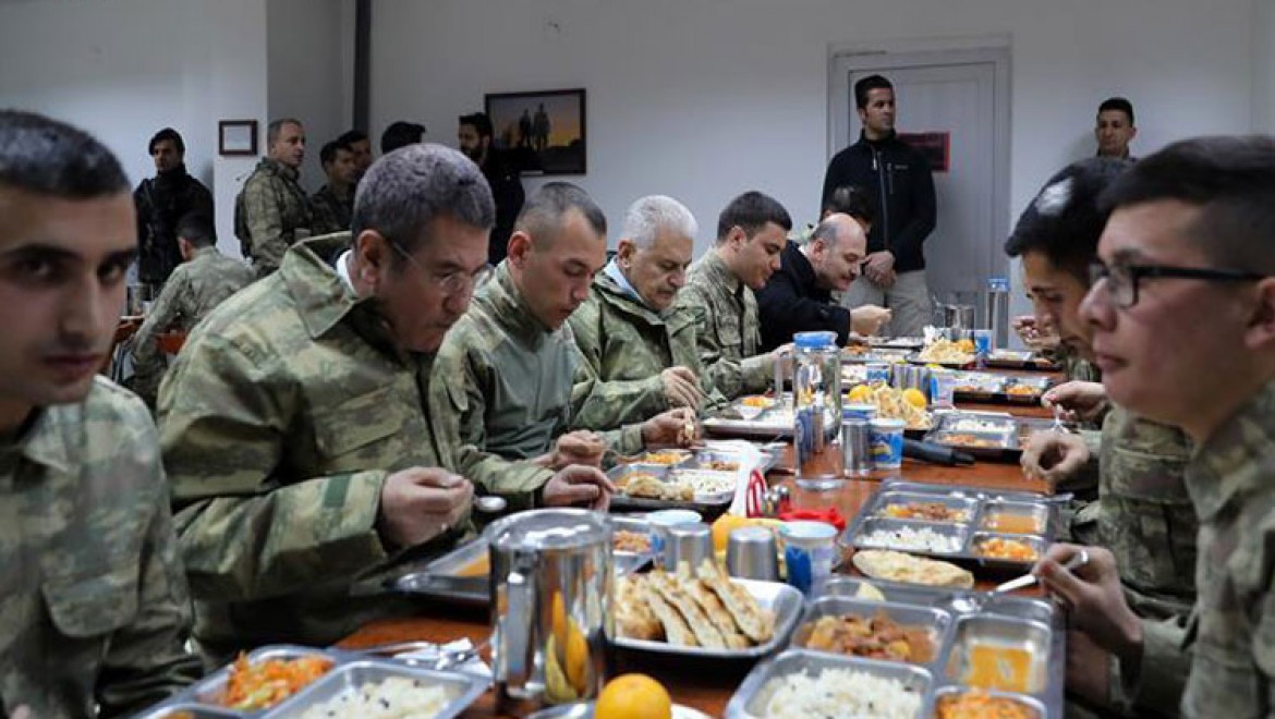 Başbakan Yıldırım, Dağlıca'da askerlerle yemek yedi