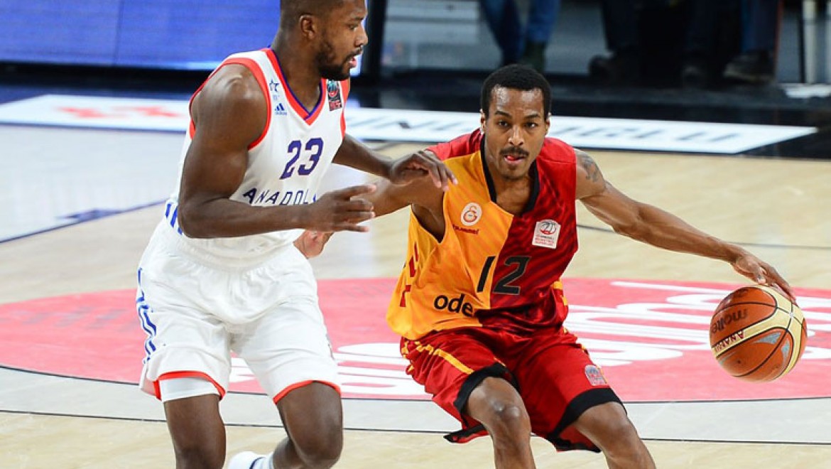 Basketbol panorama: Efes Fenerbahçe'den kaçamadı
