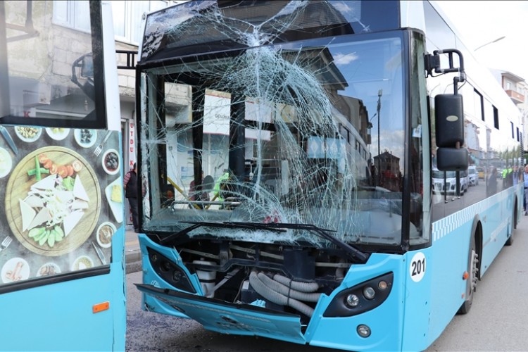 Erzurum'da şehir içi otobüslerinin karıştığı kazada 15 yolcu yaralandı