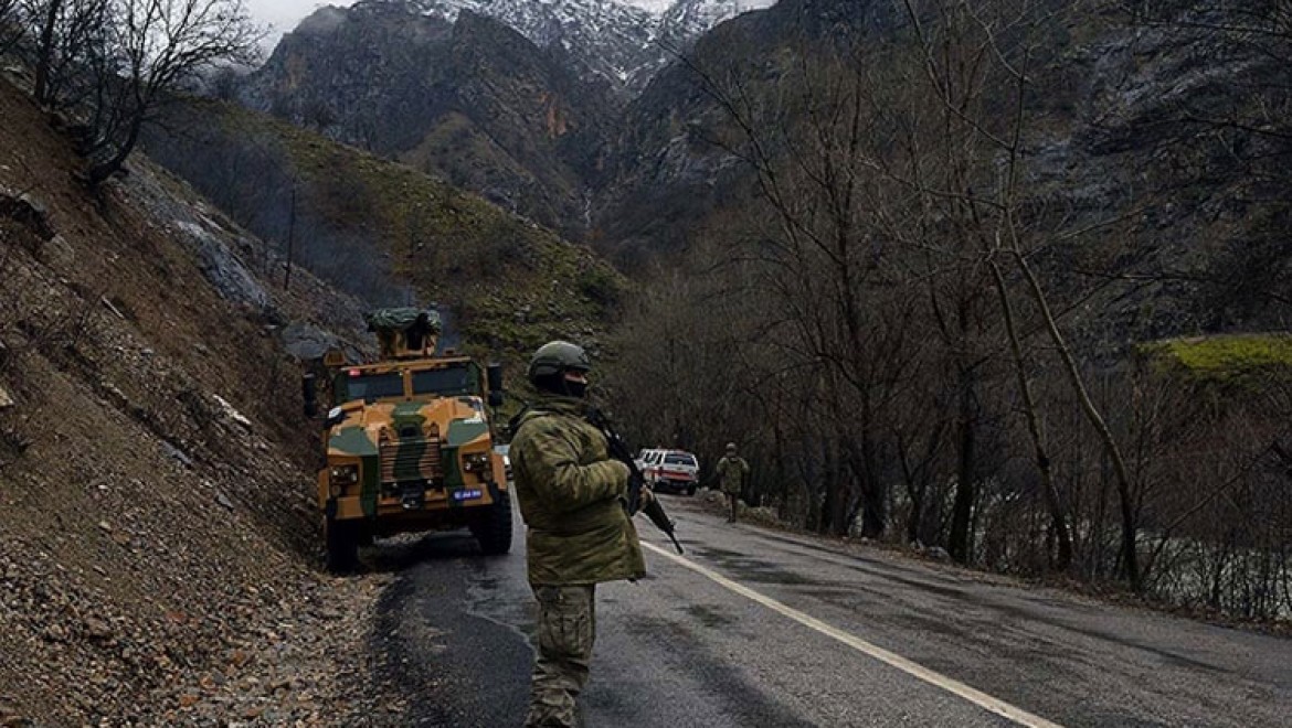 PKK'da 28 yıldır faaliyet yürüten örgüt mensubunun da bulunduğu 5 terörist ikna yoluyla teslim oldu