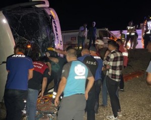 Şanlıurfa'da yolcu otobüsü ve kamyonet şarampole devrildi, 25 kişi yaralandı