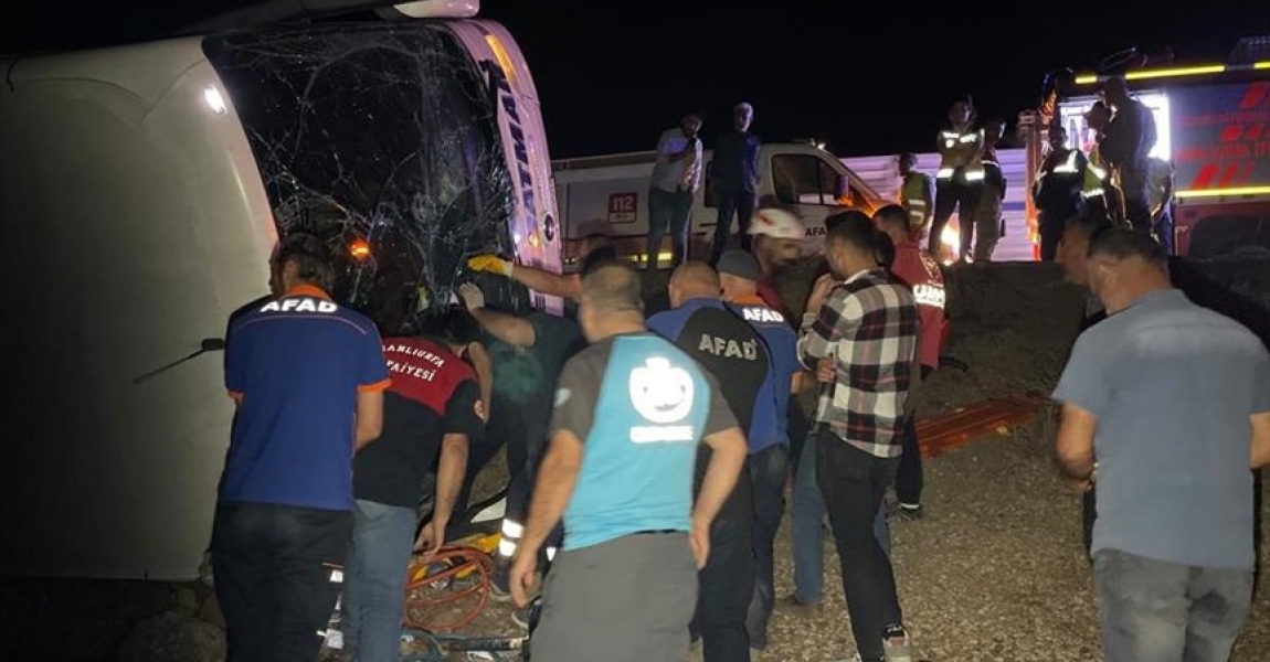Şanlıurfa'da yolcu otobüsü ve kamyonet şarampole devrildi, 25 kişi yaralandı