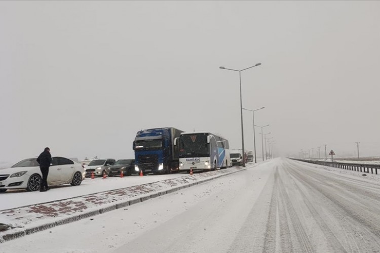 Konya'da kar çevre illere ulaşımı aksatıyor