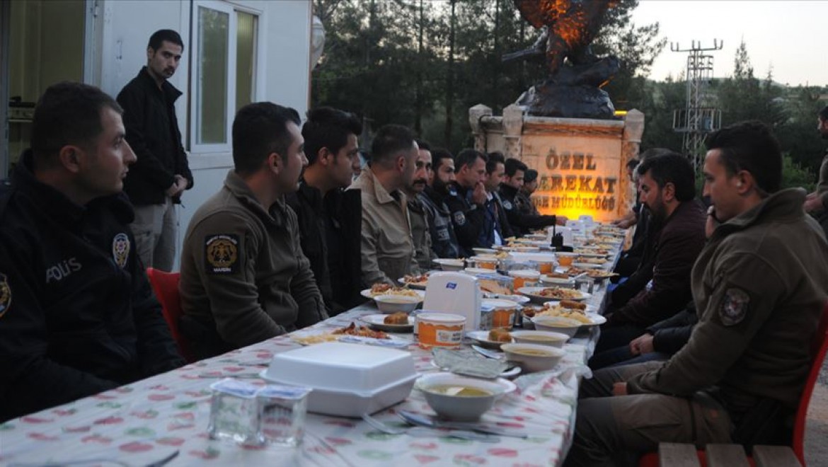'Huzurun bekçileri' görev yerlerinde sırayla iftar yapıyor