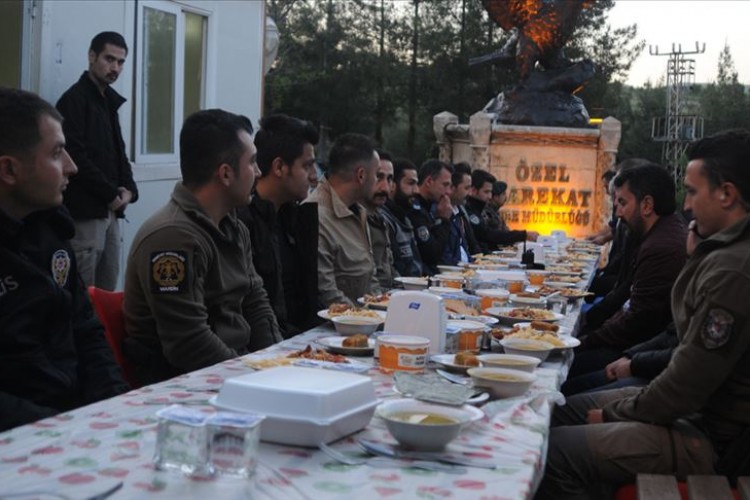 'Huzurun bekçileri' görev yerlerinde sırayla iftar yapıyor