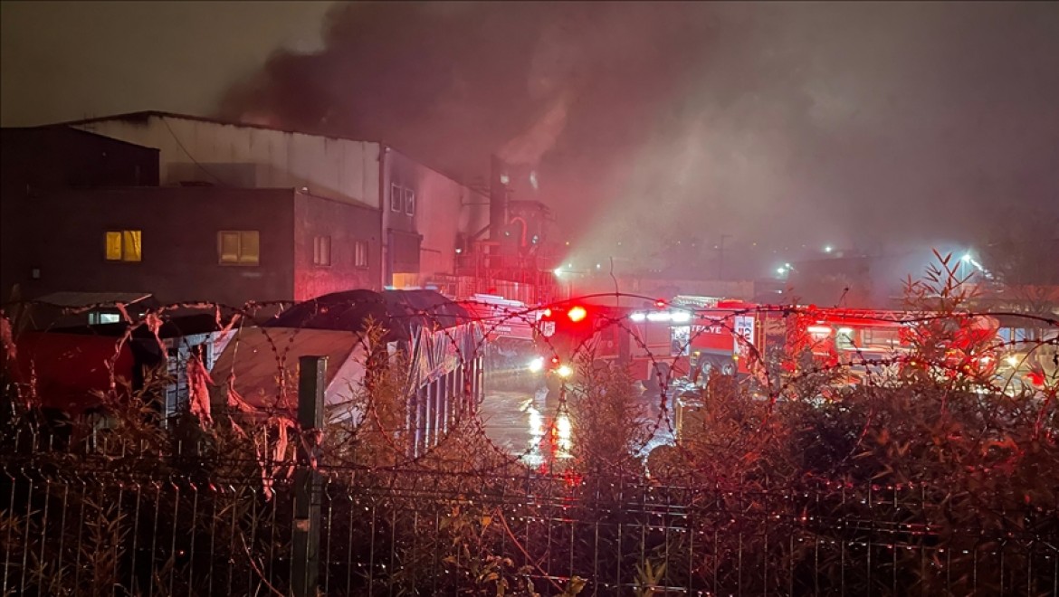 Kocaeli'de bir fabrikada çıkan yangına ekiplerce müdahale ediliyor