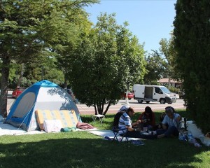 Malatya'da depremler nedeniyle bazı vatandaşlar parklarda sabahladı