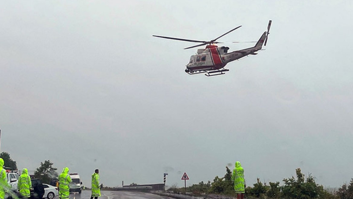 Sahil Güvenlik Komutanlığı, sel bölgesinde mahsur kalanları helikopterle kurtarıyor