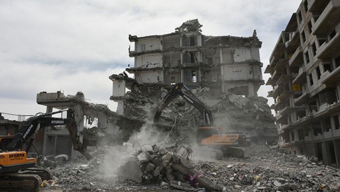 Nurdağı'nda bina yıkım ve enkaz kaldırma çalışmaları sürüyor