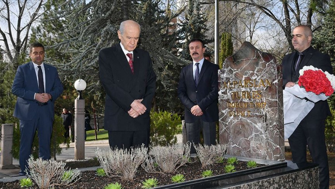 Devlet Bahçeli Alparslan Türkeş'in anıt mezarını ziyaret etti