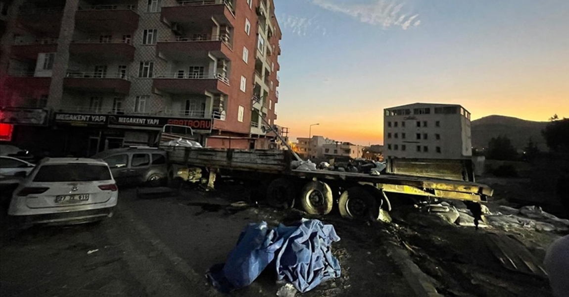 Mardin'de kaza yapan araçlara müdahale edenlere tır çarptı,  19 kişi hayatını kaybetti