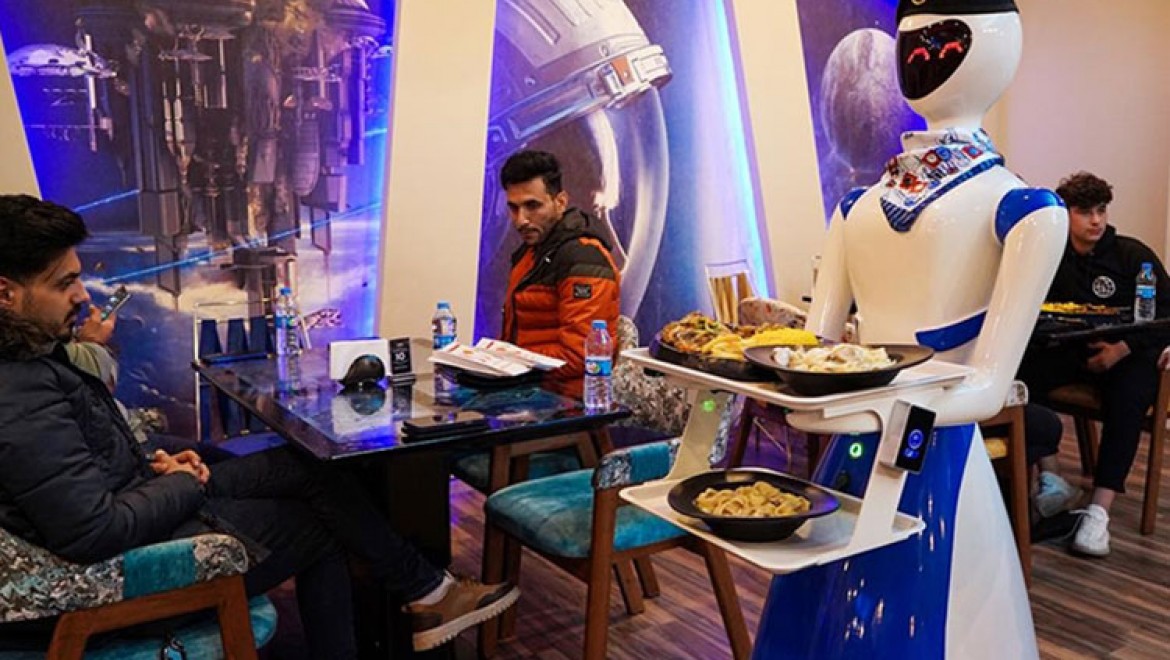 Irak'ın Musul kentindeki bir restoranda 'robot garsonlar' işe başladı