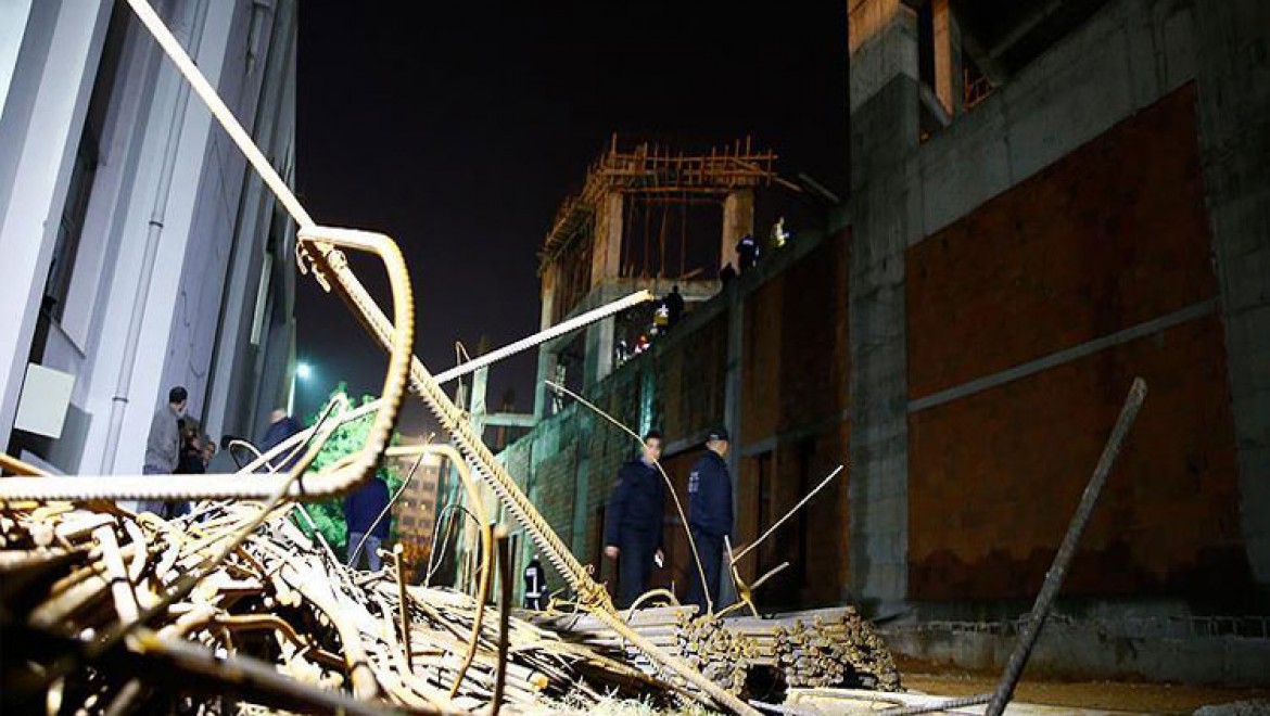 Akdeniz Üniversitesi yerleşkesinde inşaat iskelesi çöktü: 6 işçi yaralandı