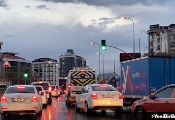 İstanbul'da yer yer etkili olan yağış trafik yoğunluğunu artırıyor