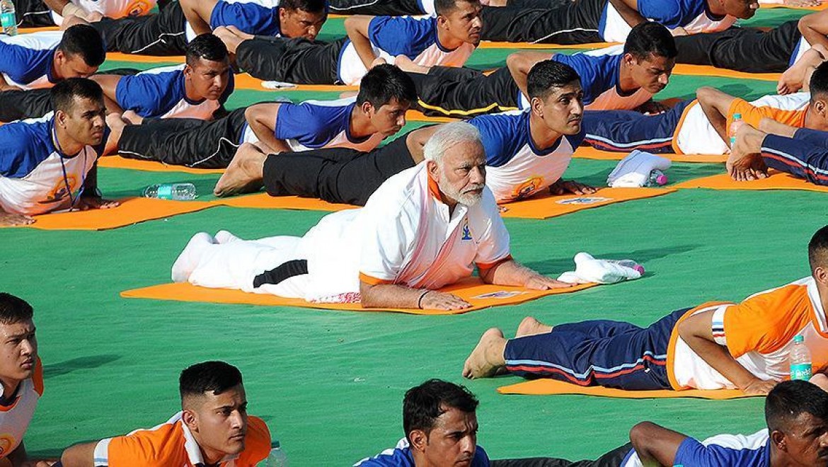 Hindistan Başbakanı 50 Bin Kişiyle Yoga Yaptı
