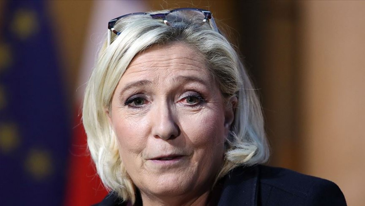 Fransa'da aşırı sağcı Le Pen'den 'başörtüsü yasaklansın' çağrısı