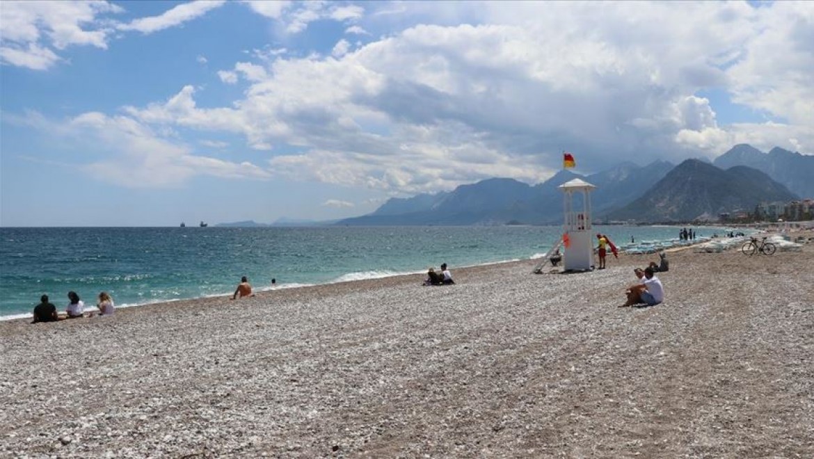 Antalya sahillerinde 'sosyal mesafeli' deniz ve güneş keyfi
