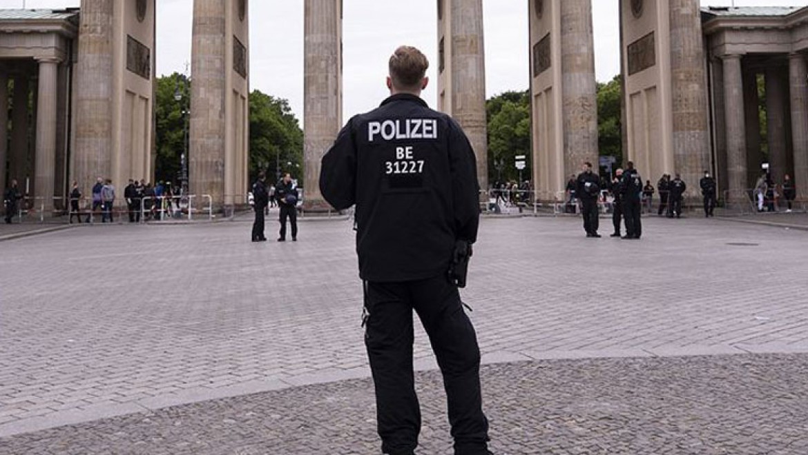 Almanya'da güvenlik birimlerinde 350'den fazla aşırı sağcı şüpheli vaka belirlendi
