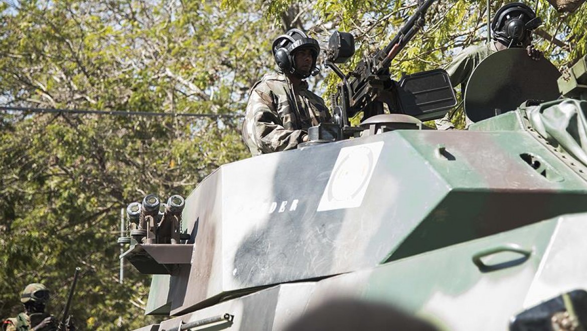 Zimbabve'de tanklar başkente doğru ilerliyor