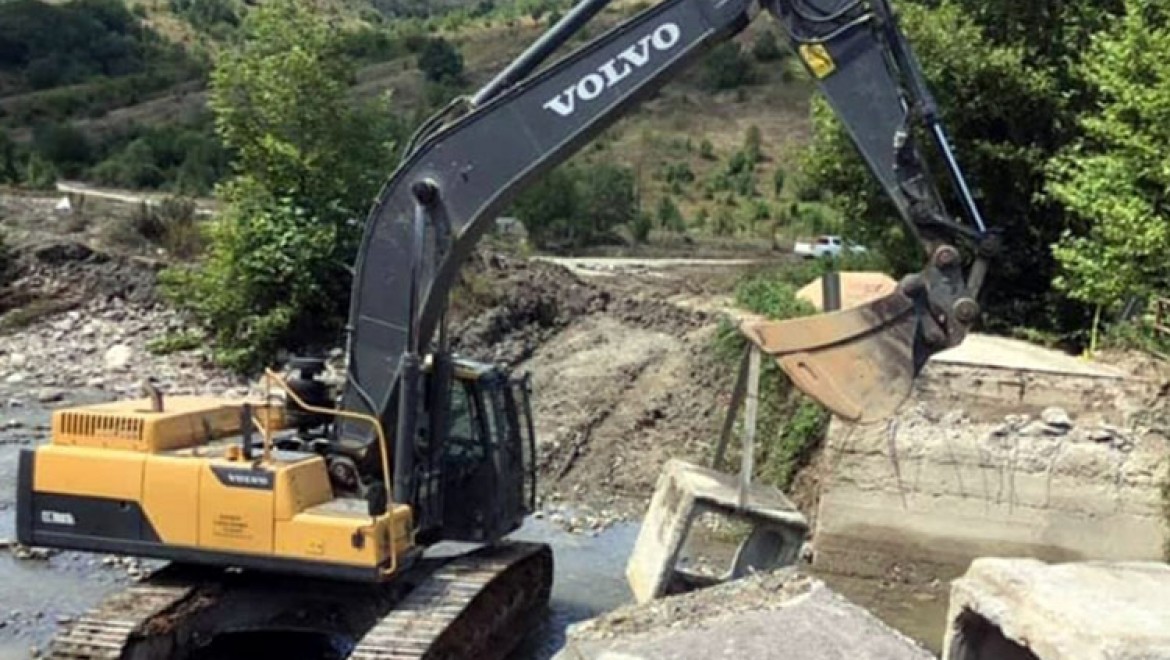 Karabük'te sel nedeniyle çöken Arnavut Köprüsü menfez konularak ulaşıma açıldı