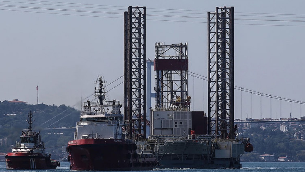 Dev petrol platformu 'GSP Saturn' İstanbul Boğazı'nda ilerliyor