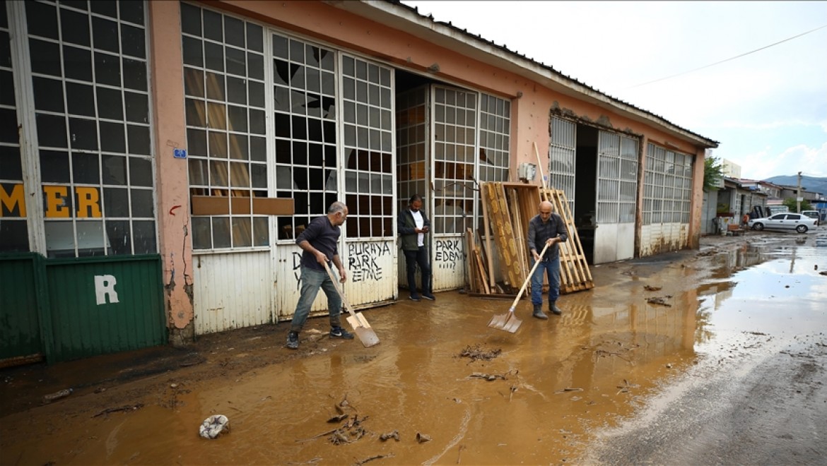 Bingöl'de etkili olan sağanak iş yerlerinde su baskınlarına neden oldu
