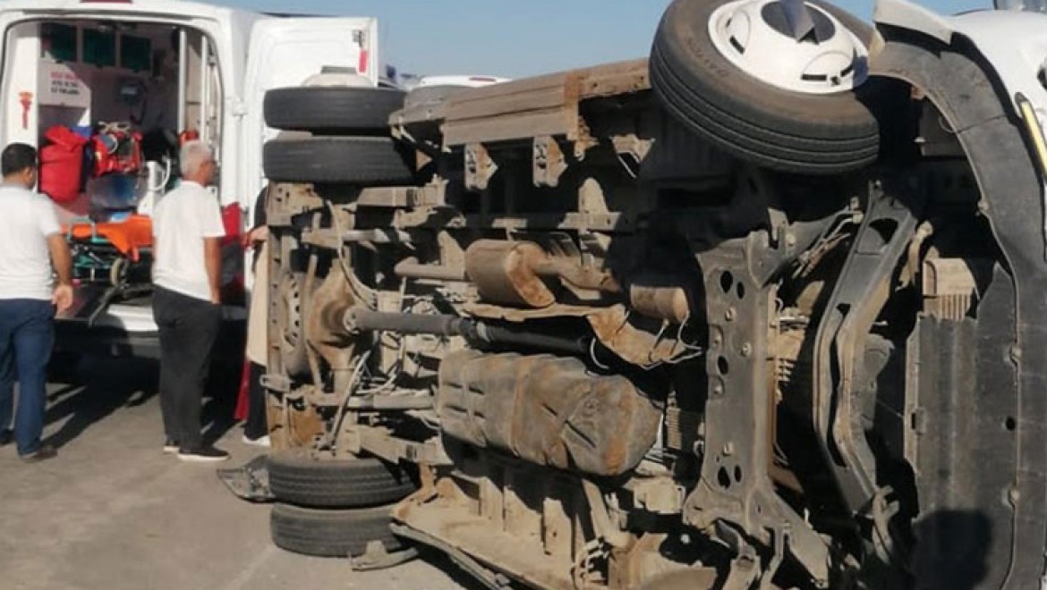 Muş'ta işçileri taşıyan minibüsün devrildiği kazada 13 kişi yaralandı