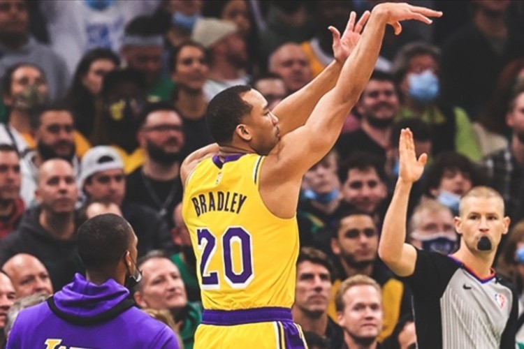 NBA'de Lakers, LeBron'un oyundan atıldığı Pistons maçını kazandı