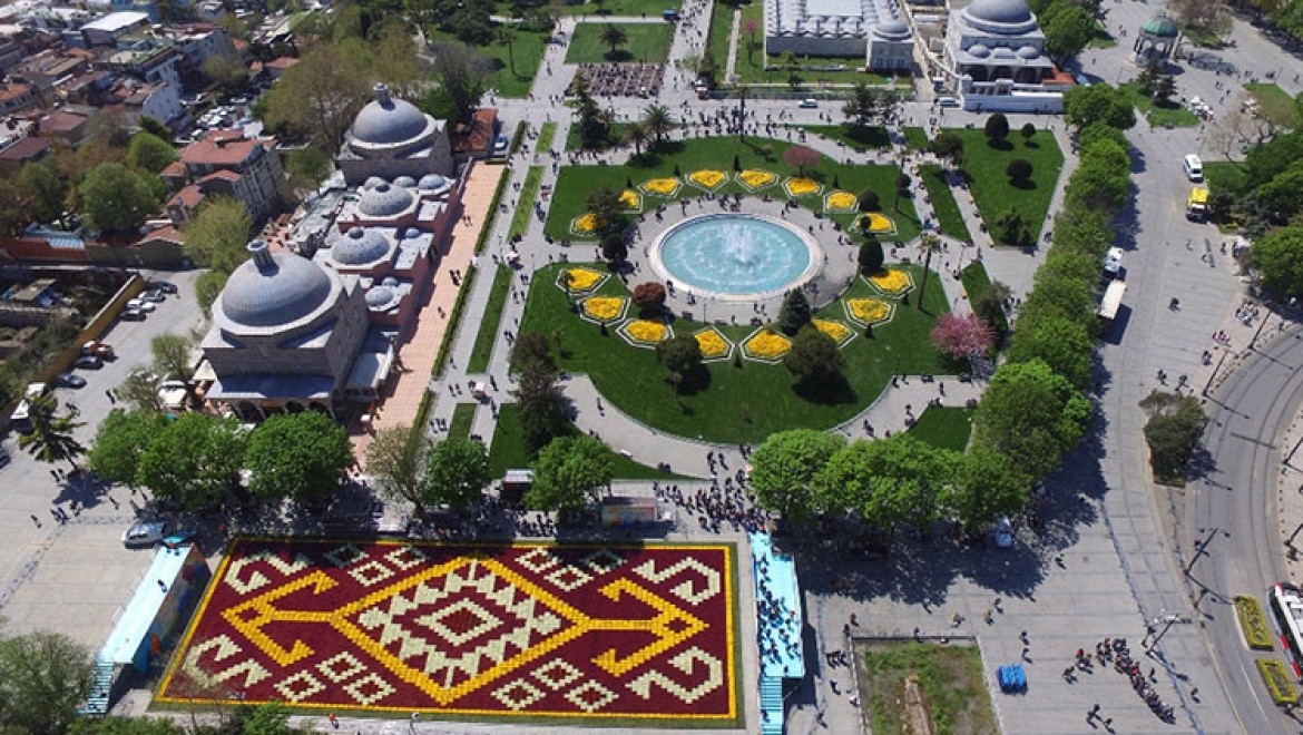 Bin 453 metrekarelik canlı lale halısı Sultanahmet Meydanı'nda