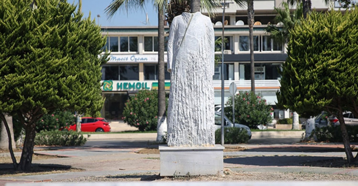 Mersin sahilindeki kadın belediye başkanı heykelinin baş ve elleri kırıldı