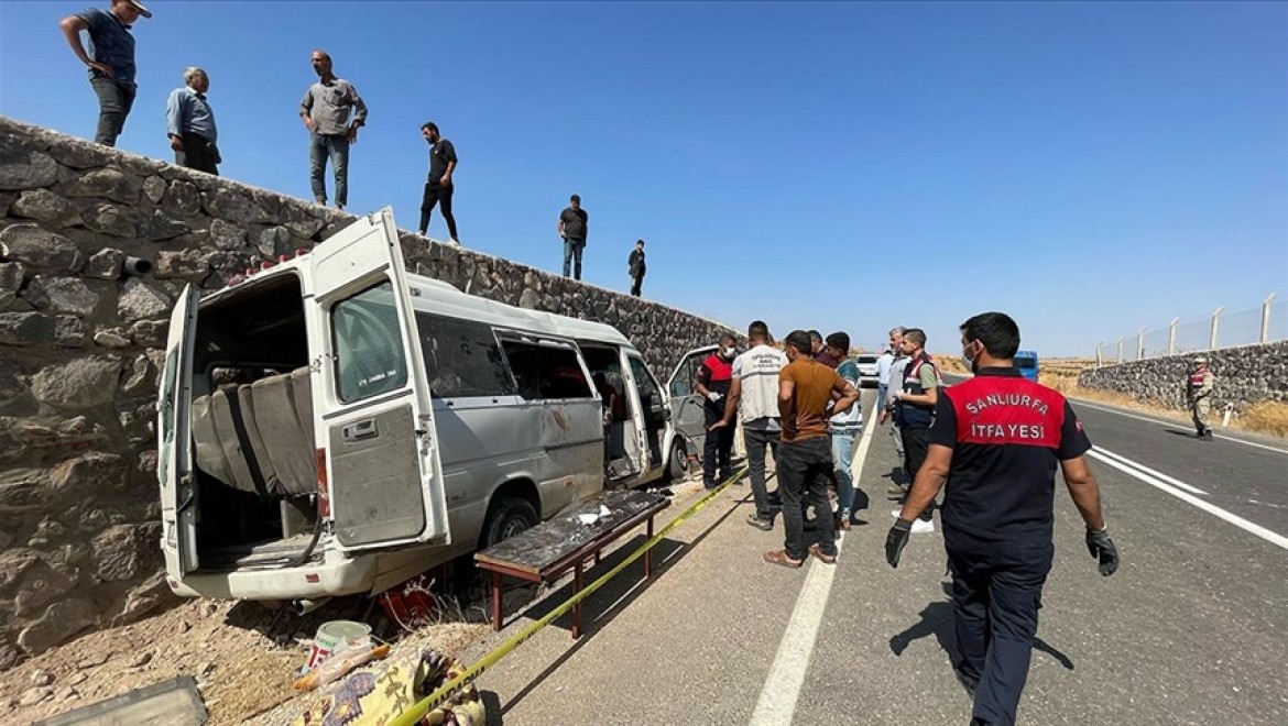 Şanlıurfa'da tarım işçilerini taşıyan minibüs istinat duvarına çarptı, 3 ölü