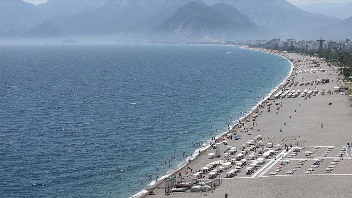 Antalya'da sıcak havadan bunalanlar sahillerde serinlemeye çalıştı