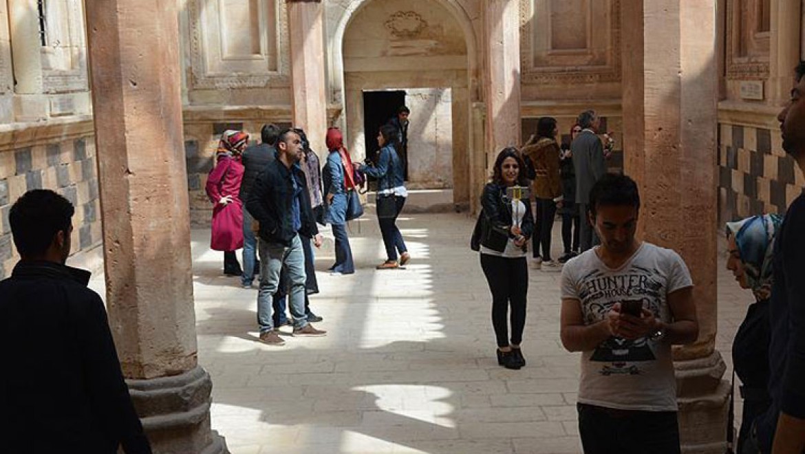İshak Paşa Sarayı'na turist ilgisi