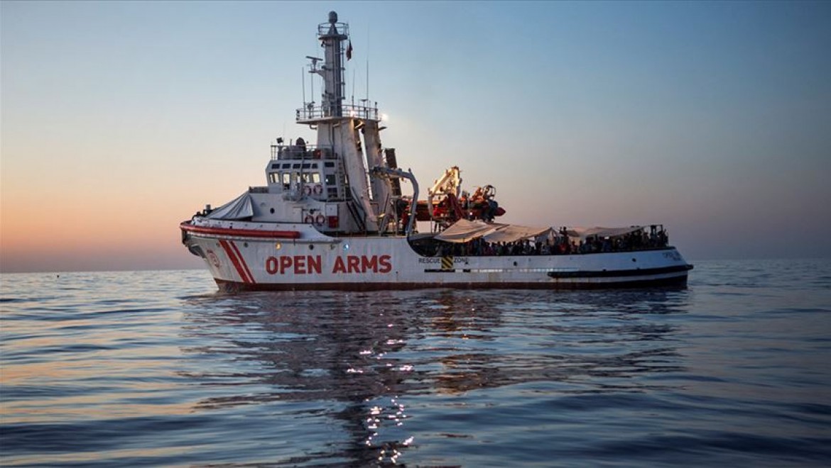 Open Arms gemisinden 13 düzensiz göçmen daha indirildi