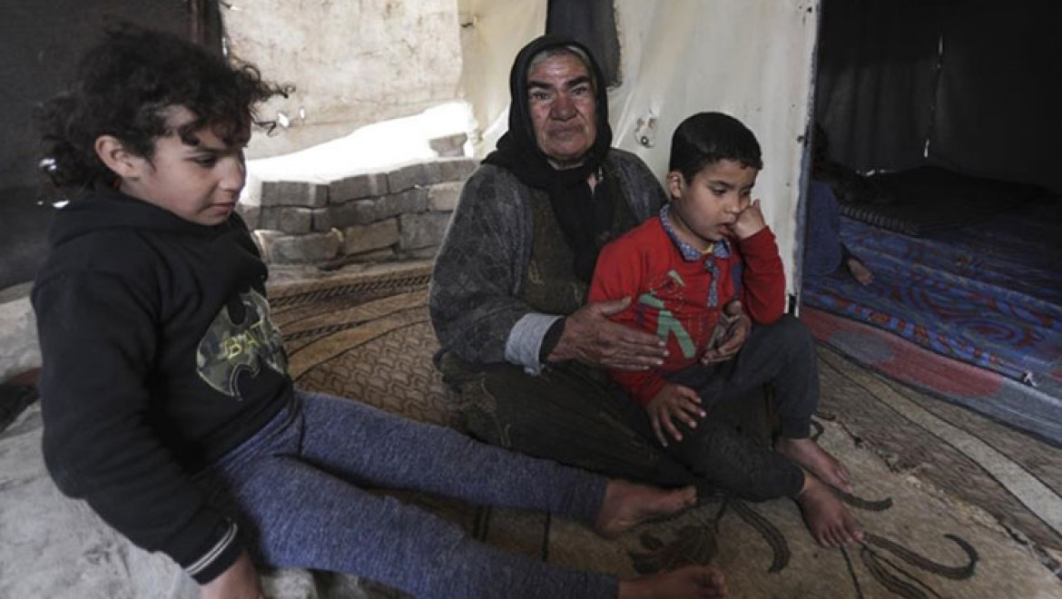 Suriye'de kampta yaşayan aile, görme engelli dört çocuğunun tedavi olmasını istiyor