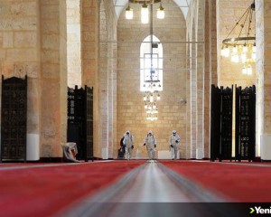 Mardin'de 800 yıllık tarihi camide ibadet öncesi temizlik ve dezenfekte çalışması yapıldı