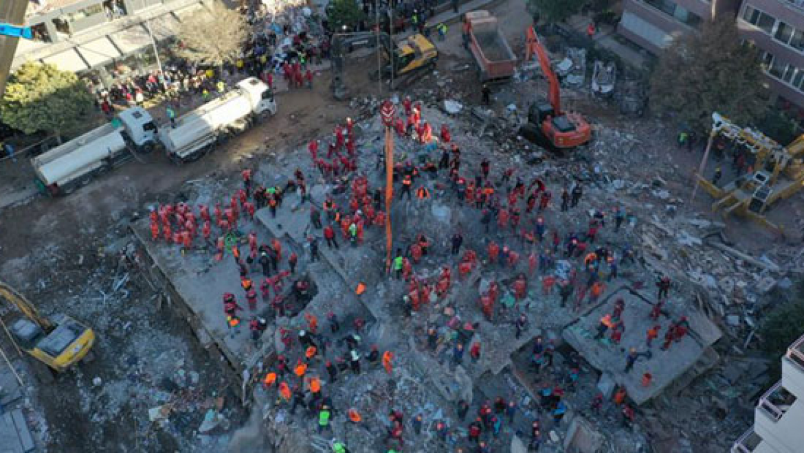 Trabzon ve Rize AKUT ekipleri, İzmir'de meydana gelen depremin ardından yürütülen arama kurtarma çalışmalarına katılıyor
