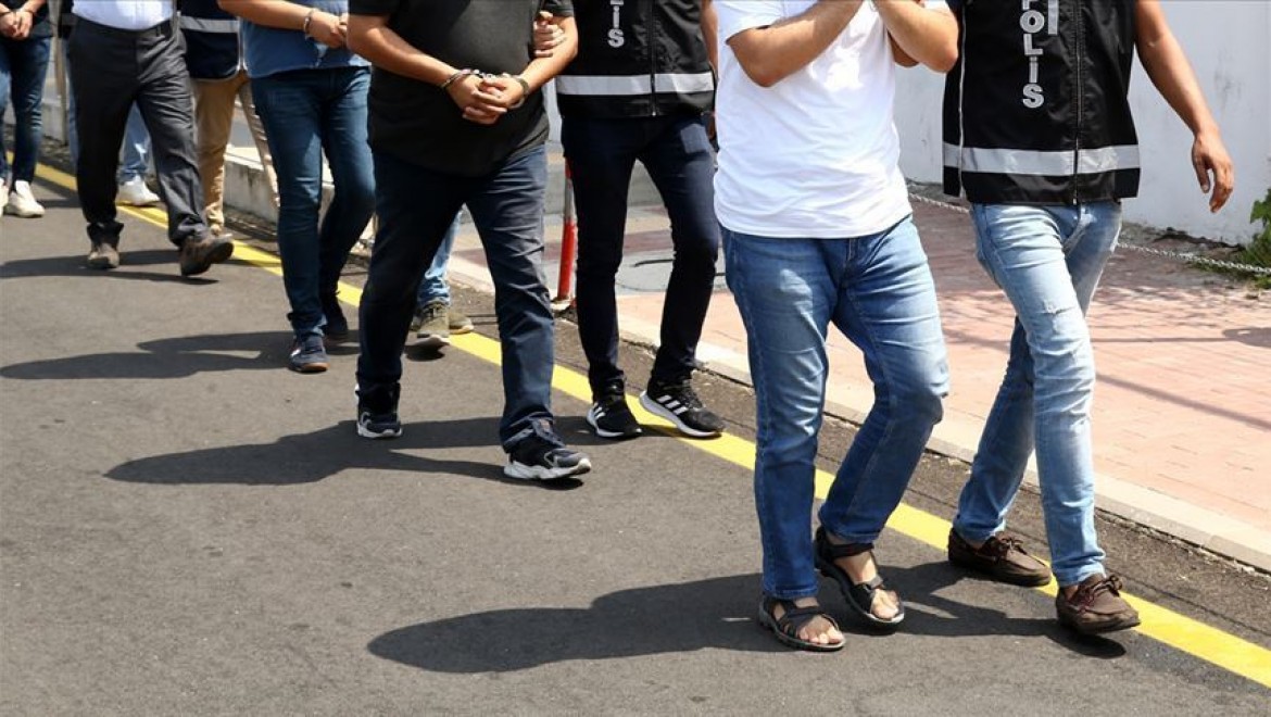 İzmir'de FETÖ'nün hücre evlerine yönelik operasyonda 23 gözaltı