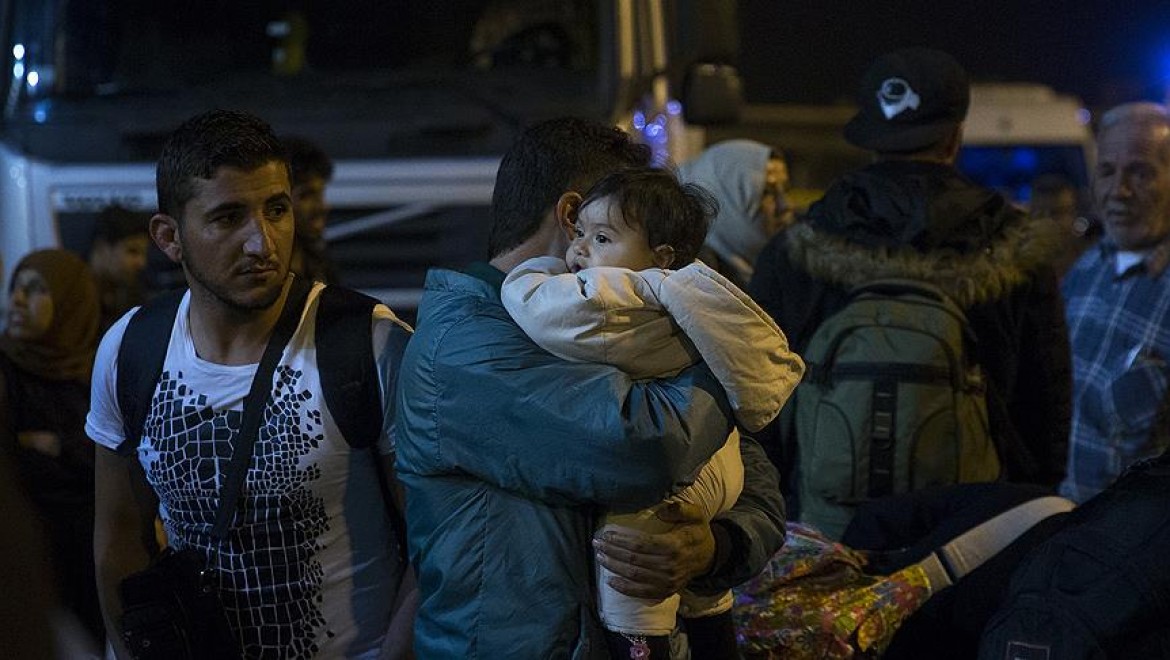 Yunanistan'da kampların yetersizliğinden sığınmacılar Atina'ya taşıyor