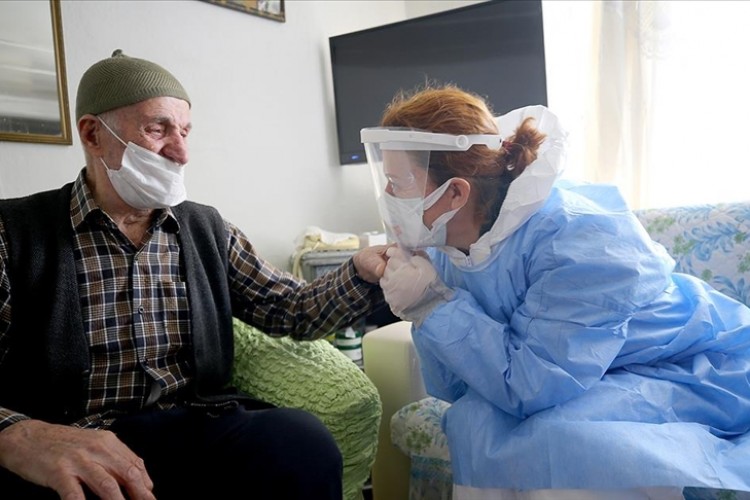 Filyasyon ekiplerinin dağ köyünde ulaşıp aşı yaptığı Selim dede gözyaşlarını tutamadı