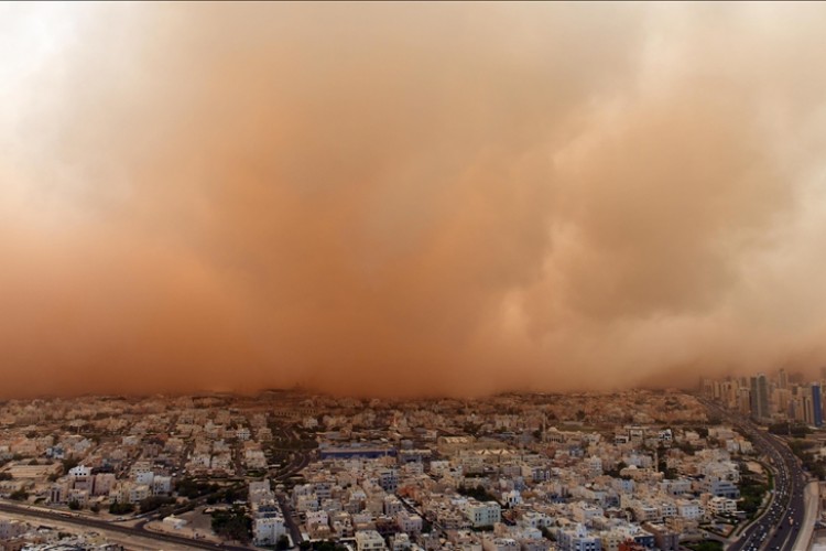 Kuveyt'te kum fırtınası sebebiyle uçuşlar askıya alındı