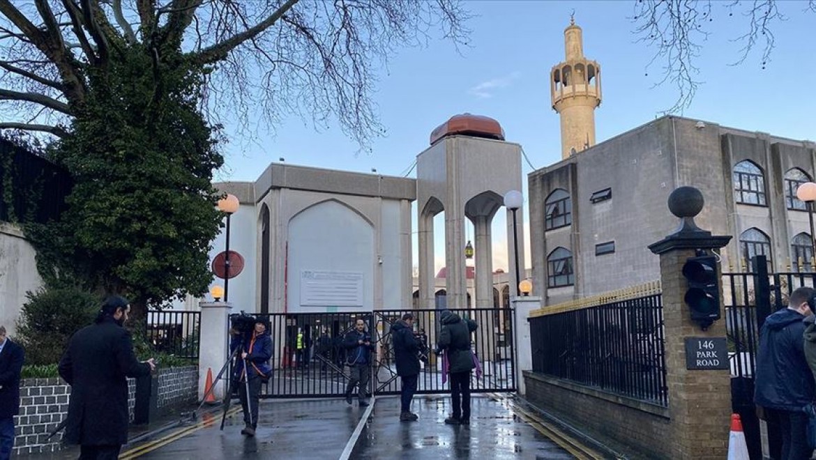 Londra'da camiye giren bir kişi, namaz kılan bir din görevlisini bıçakladı