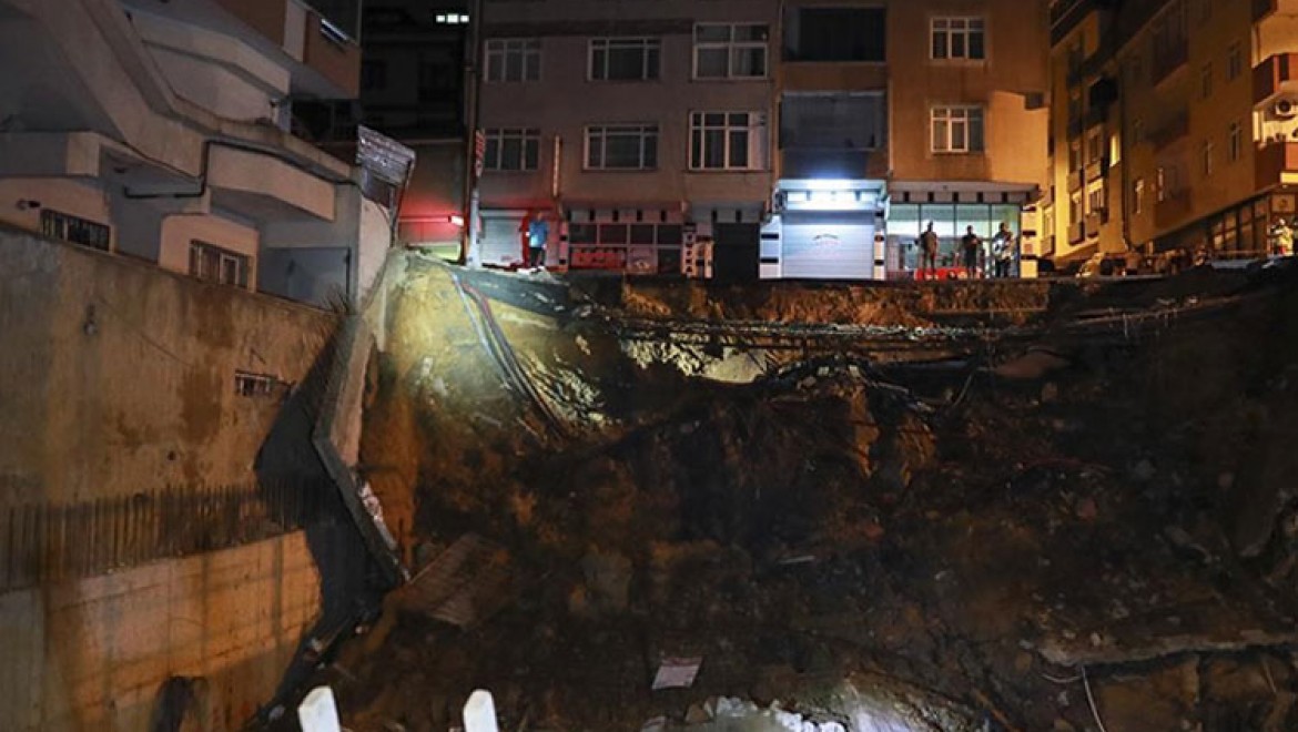 Üsküdar'da istinat duvarı çöktü, 3 bina tahliye edildi