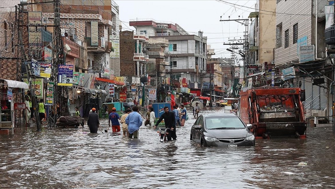 Pakistan'da şiddetli yağışlar nedeniyle ölenlerin sayısı 32'ye yükseldi