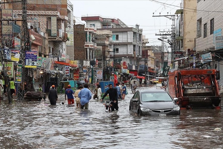 Pakistan'da şiddetli yağışlar nedeniyle ölenlerin sayısı 32'ye yükseldi
