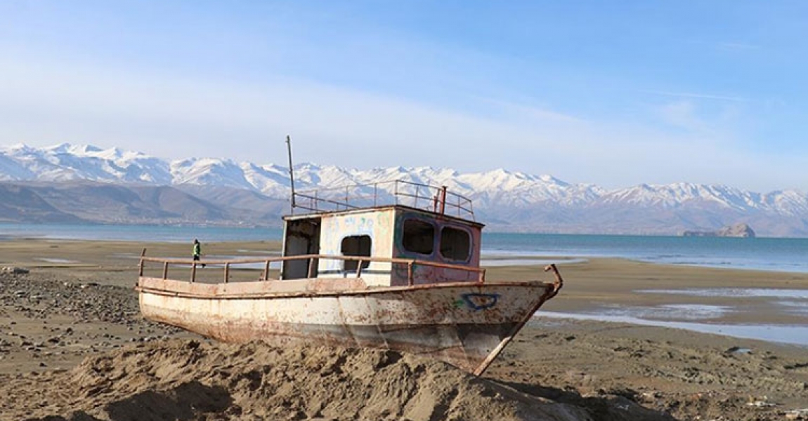 Van Gölü'nden kaldırılan batık teknenin yerine yenisi konuldu